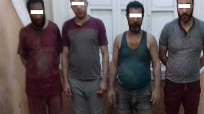 ضبط 4 أشخاص أثناء