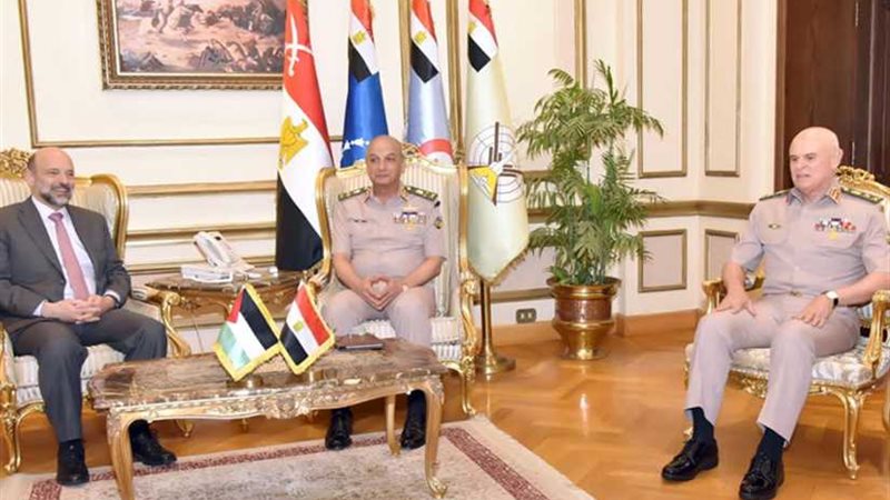 وزير الدفاع يلتقى