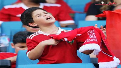شاهد أحد الأطفال المشجعين لمنتخب المغرب لحظة اندماجه في غناء 
