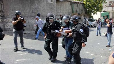 اعتقال ثلاثة متظاهرين في إسرائيل بعد اعتدائهم على ضابط شرطة