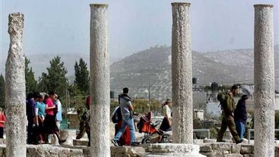 مستوطنون يقتحمون المنطقة الأثرية في سبسطية شمال الضفة الغربية