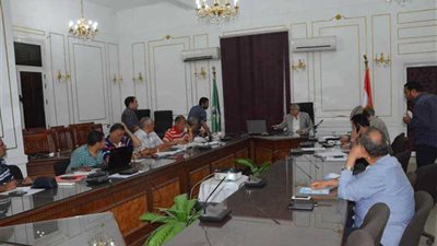 محافظ المنيا يتابع من غرفة العمليات الرئيسية انضباط حركة السير داخل مواقف السيارات