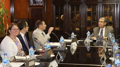 شاكر يلتقي نائب رئيس البنك الأوروبي للتنمية لتمويل مشروعات الكهرباء