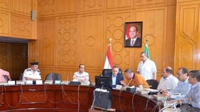 بالفيديو كونفرانس.. رئيس الوزراء يتابع مع محافظ الإسماعيلية انتظام حركة مواقف سيارات الأجرة ومحطات الوقود