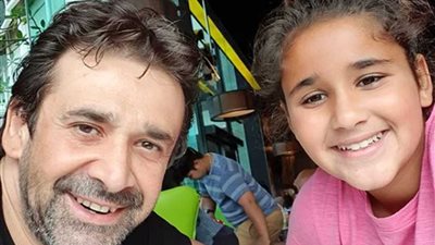 كريم عبد العزيز يكشف عن الصورة الأولى لابنته 