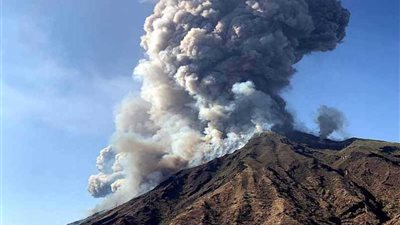 إطلاق حمم بركانية بقوة 