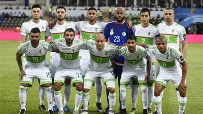 محاربو الصحراء بزيهم الأساسي في مواجهة غينيا