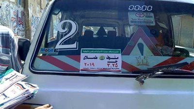 استيكرات بالتعريفة الجديدة لمنع تلاعب سائقي المنوفية بالمواطنين