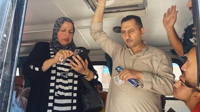 رئيس ميت غمر تتحفظ على أتوبيس خالف تعريفة الركوب