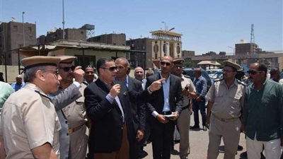 محافظ بني سويف يتابع مواقف السيرفيس بعد التعريفة الجديدة