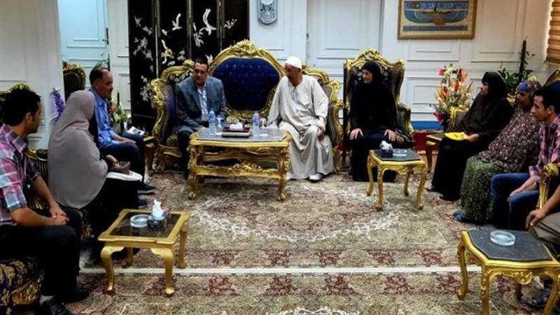 محافظ البحيرة يمنح