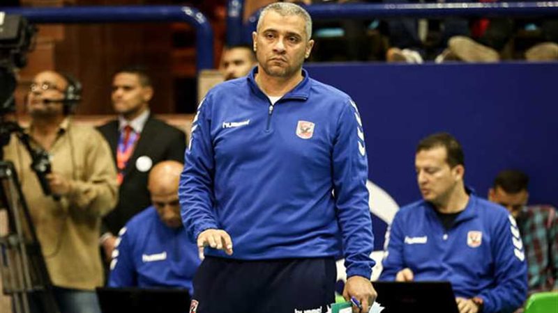 طائرة الأهلي يبدأ