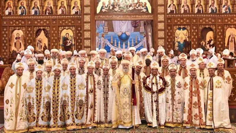 رسامة ٢٣ كاهنًا بيد