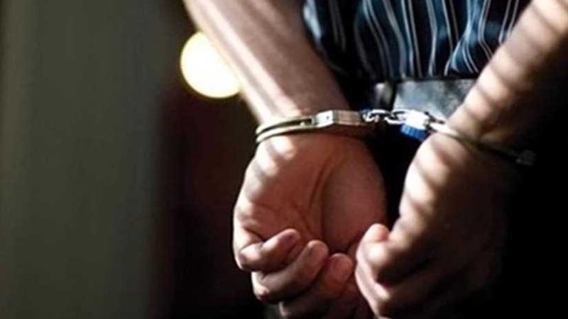 ضبط عامل أثناء تنقيبه