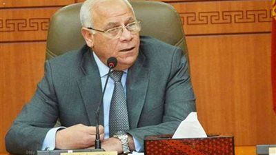 محافظ بورسعيد يناقش سبل تحسين أداء منظومة مياه الشرب