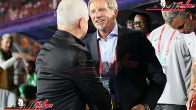 مصافحة بين جهاز الفني للفراعنة وجنوب إفريقيا (صور)