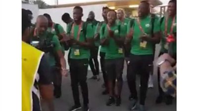 لاعبو جنوب إفريقيا يستقبلون استاد القاهرة بالرقص.. (صور)