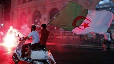 احتفالات عارمة في شوارع الجزائر بالتأهل إلى الدور ربع النهائي بكأس الأمم الإفريقية