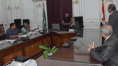 محافظ المنيا يوجه بتكثيف حملات الرقابة على مواقف سيارات الأجرة