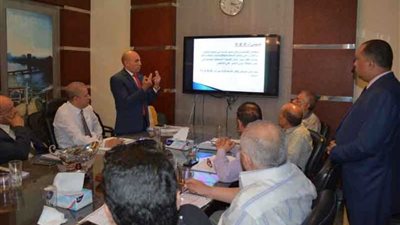 رئيس شركة مترو الأنفاق والعضو المنتدب يكرمان فني إشارات بالخط الثالث