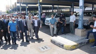 محافظ البحيرة يتابع الالتزام بالتعريفة الجديدة بمجمع مواقف رشيد