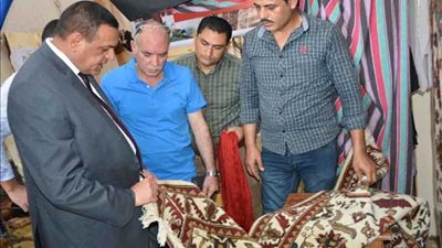 محافظ البحيرة يتفقد مشروع المرأة المعيلة لصناعة السجاد برشيد