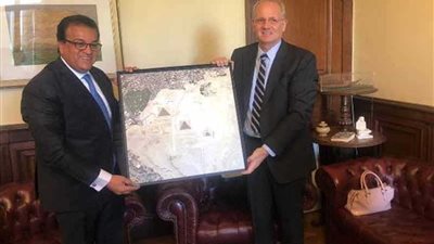 وزير التعليم العالى يلتقي مع رئيس وكالة الفضاء الفرنسية بباريس