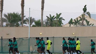 محاضرة فنية للاعبي الأفيال في المران الأول قبل قمة الجزائر