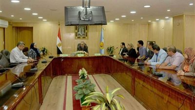 محافظ أسيوط يلتقي وفد الصحة النفسية لبحث إنشاء مركز طبي لعلاج الإدمان