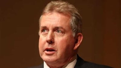 سفير بريطانيا يستقيل من منصبه على خلفية وصفه 