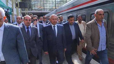 وزير النقل في جولة تفقدية بمحطة مصر لمتابعة انتظام العمل والاطمئنان على مستوى الخدمة المقدمة للجمهور
