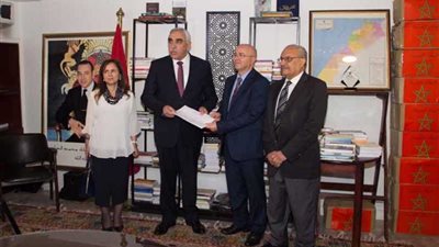 السفير العراقي بالقاهرة يتسلم هدية وزارة الثقافة المغربية لمكتبة جامعة الموصل