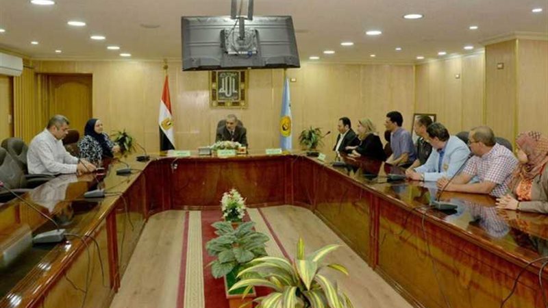 محافظ أسيوط يلتقي