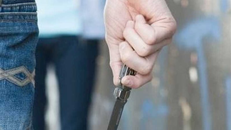 عاطل يطعن زميله لخلافات