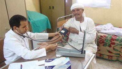 قافلة طب القصر العيني تفحص 692 طفلاً وتجرى 6 عمليات جراحية دقيقة بمطروح