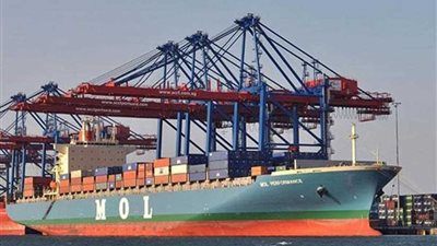 تداول 310 شاحنات و223 سيارة بموانئ البحر الأحمر