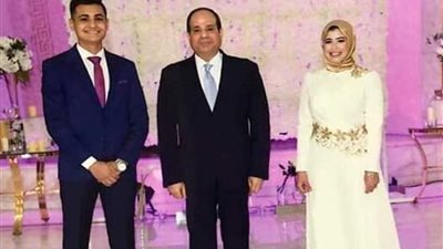 لفتة إنسانية غير مسبوقة.. الرئيس يلبي دعوة عروسين ويوقع شاهدًا أول على عقد القران