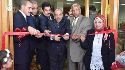 وزير التنمية المحلية ومحافظ أسيوط يفتتحان معرضا للحرف التراثية والأسر المنتجة