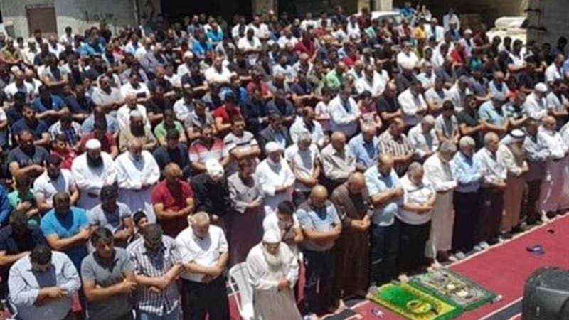 الفلسطينيون يؤدون