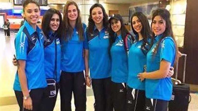 سيدات الطائرة أمام