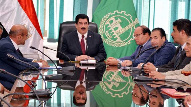 عبد الحليم يبحث مشاكل