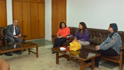 رئيس جامعة أسيوط يبحث إنشاء مركز للتدريب المهني بالتعاون مع الجامعة الأمريكية