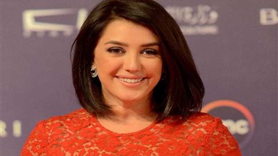 كندة علوش ترد على اتهامها بالعنصرية.. وما علاقة الخادمة بابنتها؟