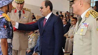 السيسي يمنح أوئل الدفعة 157 من ضباط الصف نوط الواجب العسكري