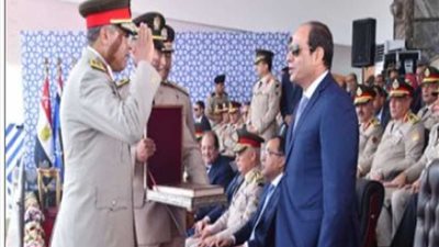 مدير معهد ضباط الصف المعلمين يهدي الرئيس السيسي نسخة من القرآن الكريم