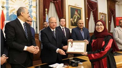 محافظ القاهرة يكرم أوائل الثانوية العامة