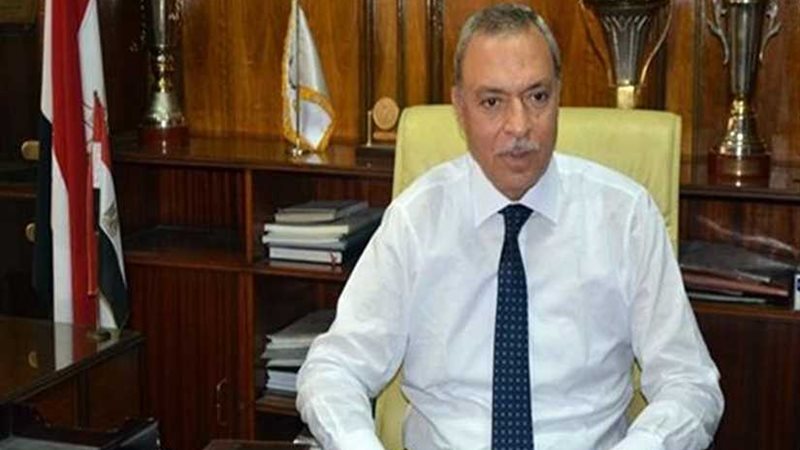 محافظ قنا يكرم الأول