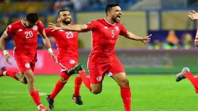 تونس بالزي الأحمر