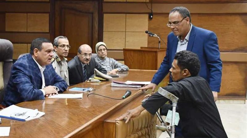 محافظ البحيرة يلتقي