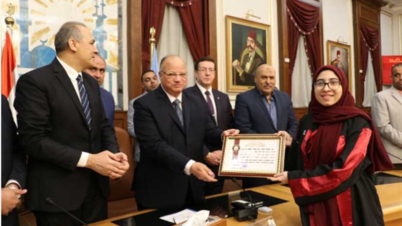 محافظ القاهرة يكرم